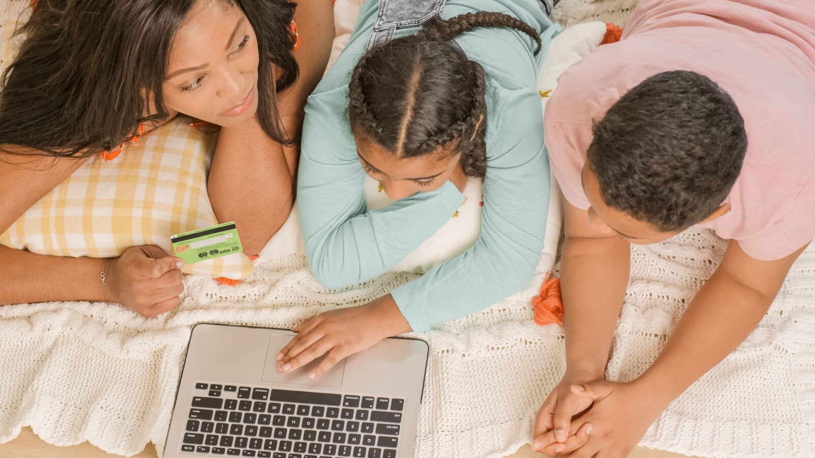 Moeder met kinderen betalen