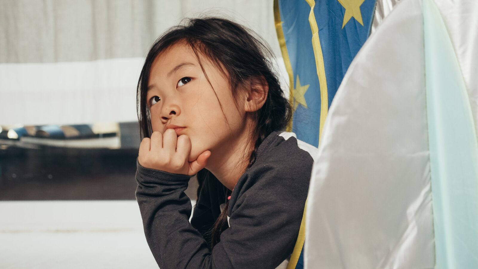 Kind denkt na