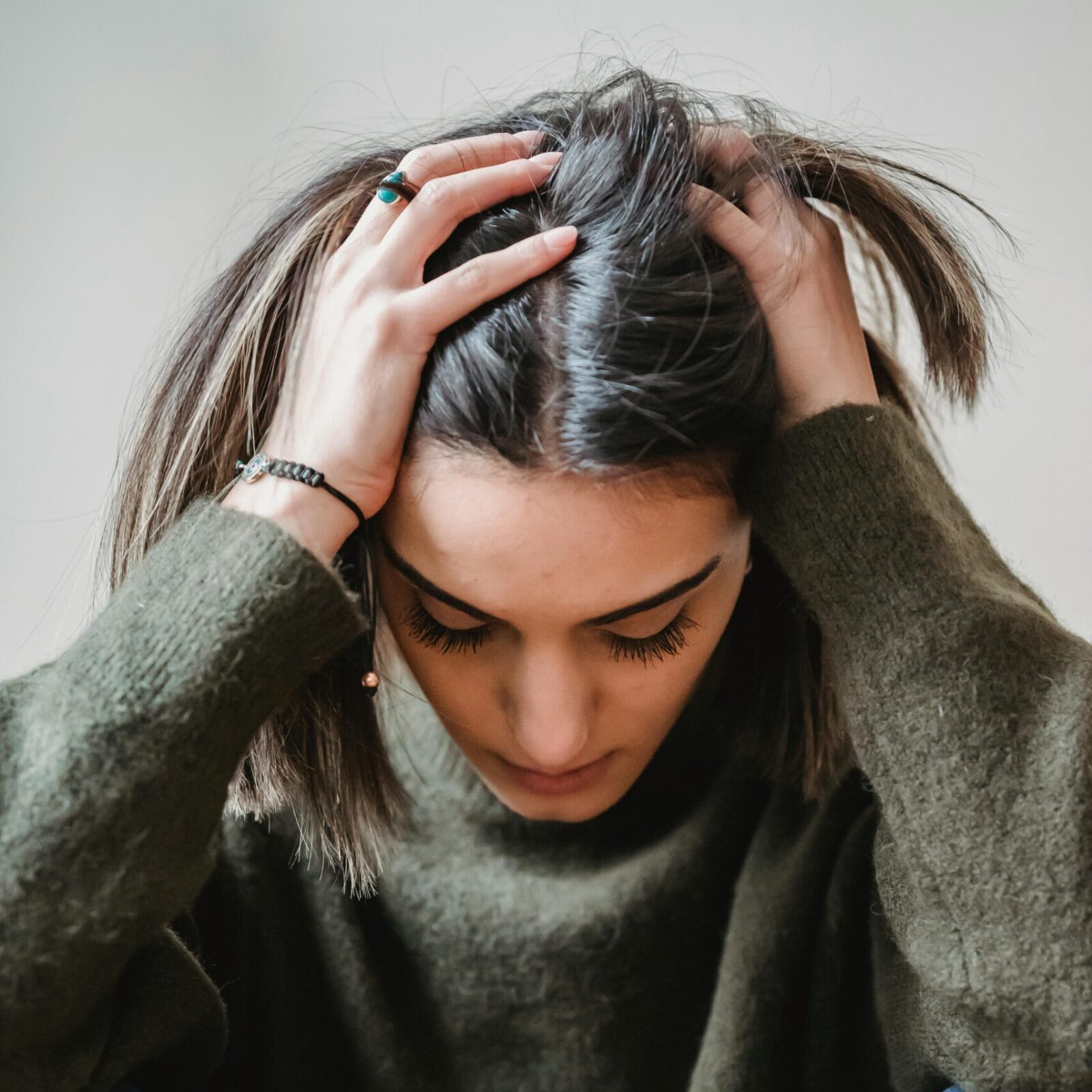 Piekerende jonge vrouw