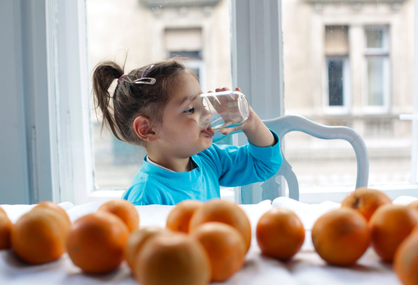Kind drinkt water