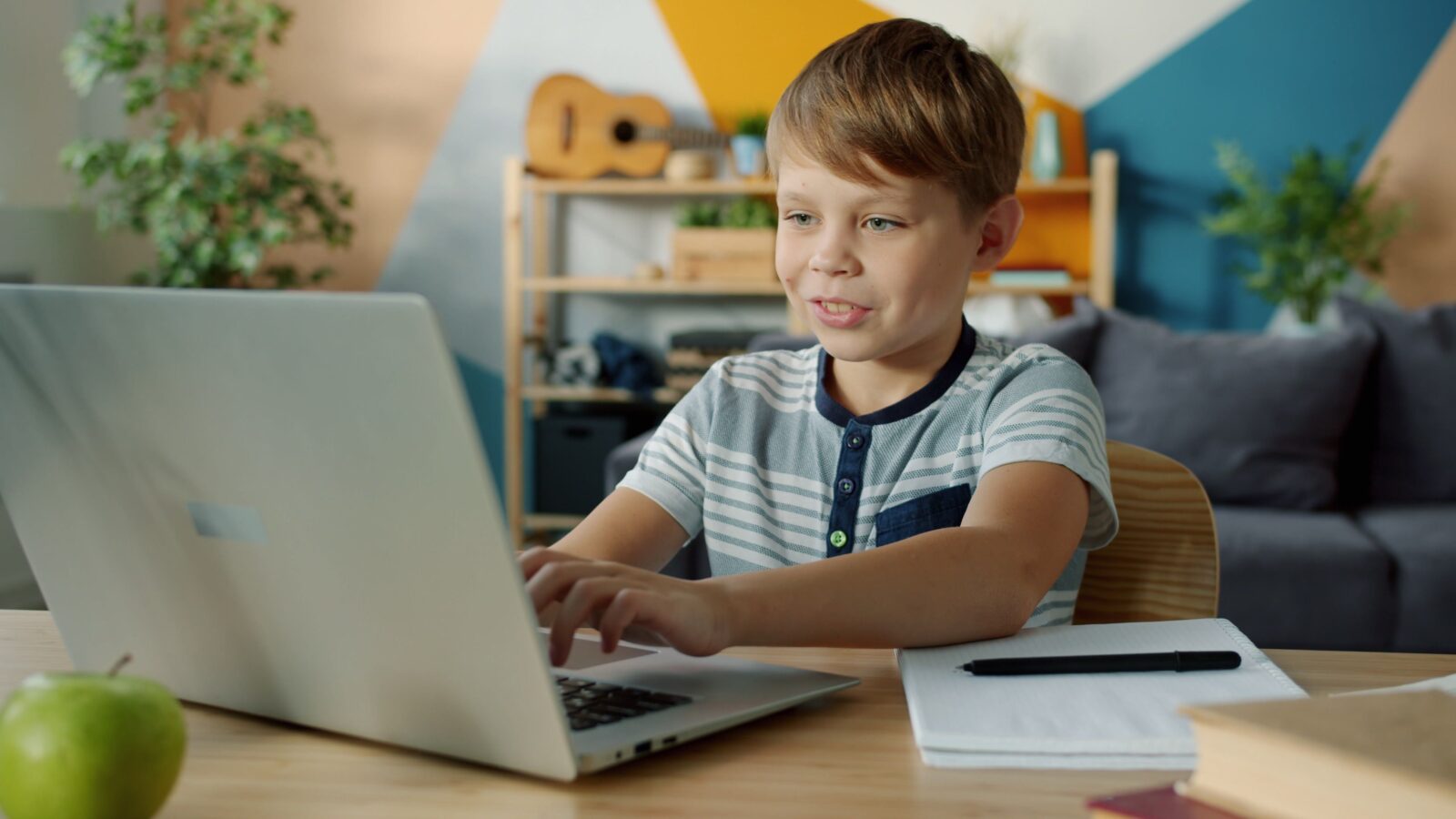 Kind met laptop