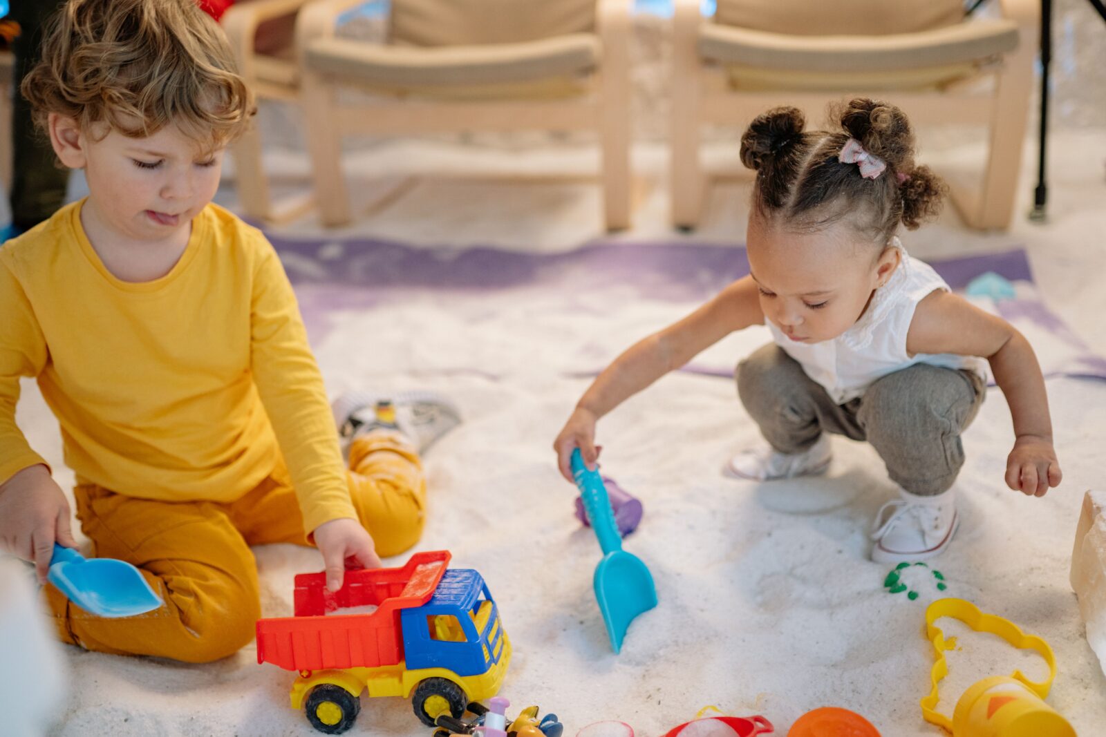Kinderen spelen in zandbak